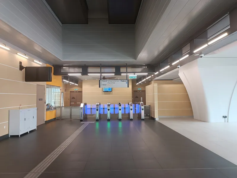 Pintu tiket di ruang legar stesen MRT Kuchai