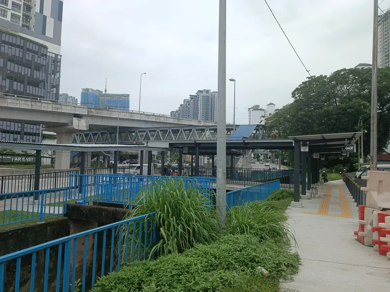 Laluan pejalan kaki berbumbung dari stesen MRT Kuchai ke arah Kuchai Entrepreneurs Park