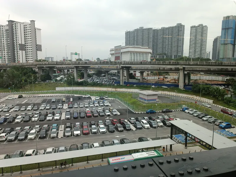 Tempat letak kereta park-and-ride di stesen MRT Kuchai